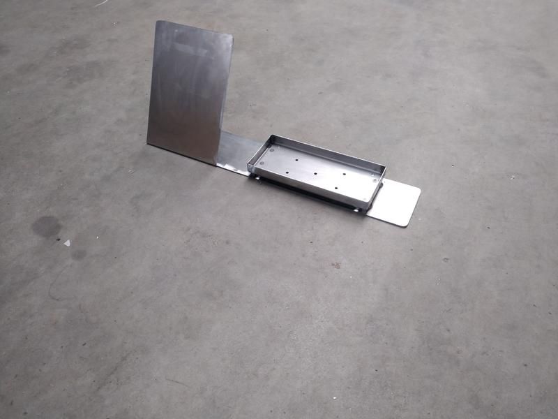 Ein Stück Metall liegt auf einer Betonoberfläche.