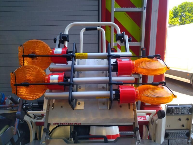 Ein Feuerwehrauto mit einer Leiter und einer Reihe von Lichtern darauf