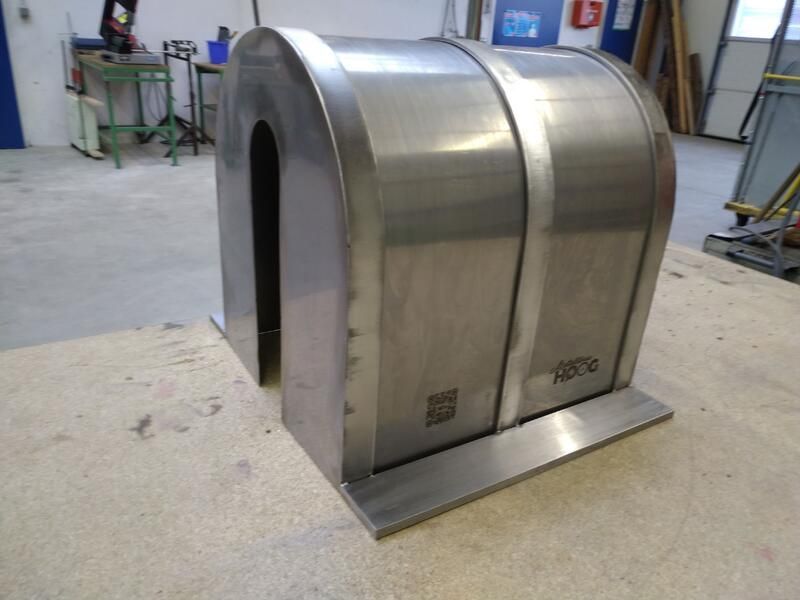 Auf einem Tisch steht ein großes Objekt aus Edelstahl