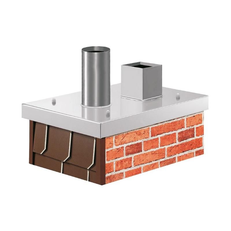 Ein gemauerter Schornstein mit einem Metallrohr darauf.