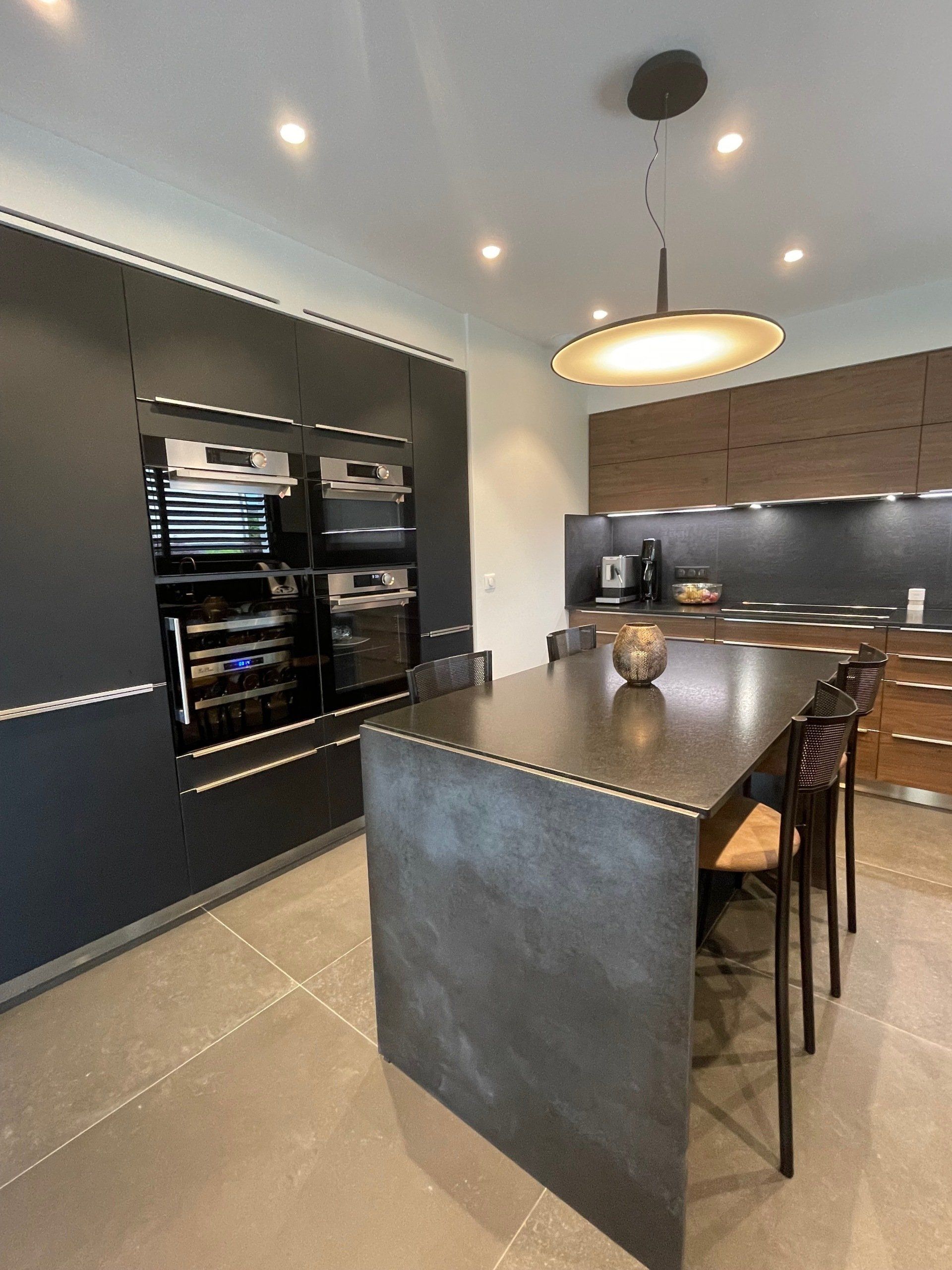 Cuisine moderne avec façades grises, effet bois et îlot central
