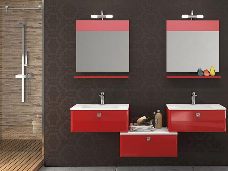Salle de bains avec meubles rouges