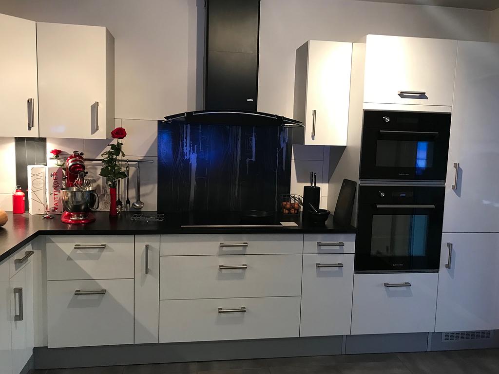 Cuisine blanche avec électroménagers