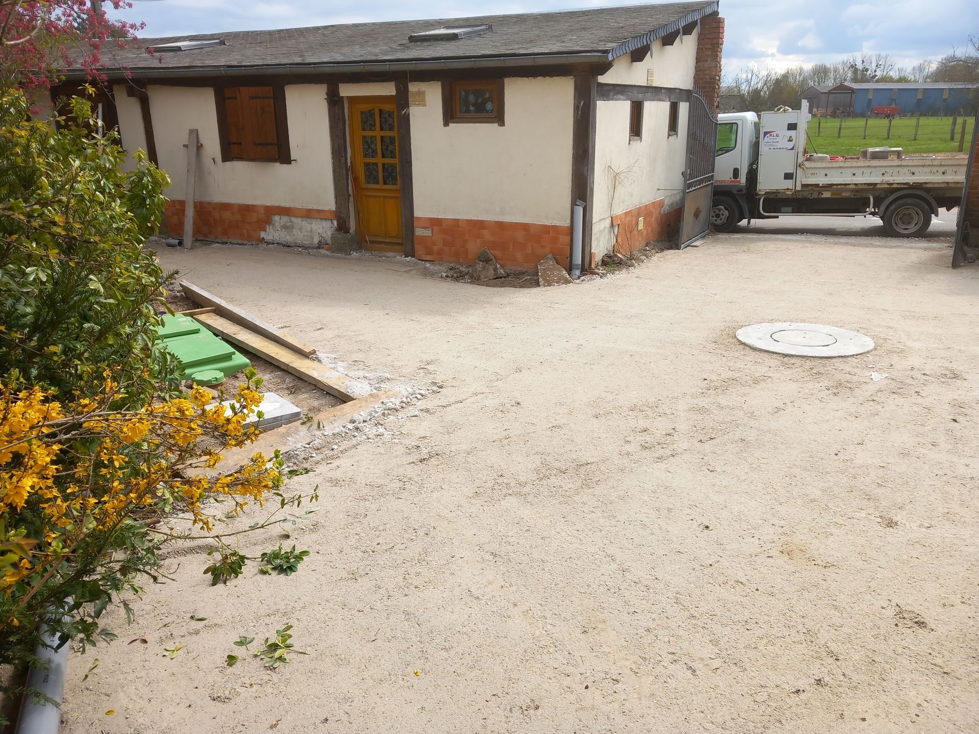 Maison avec cour et assainissement