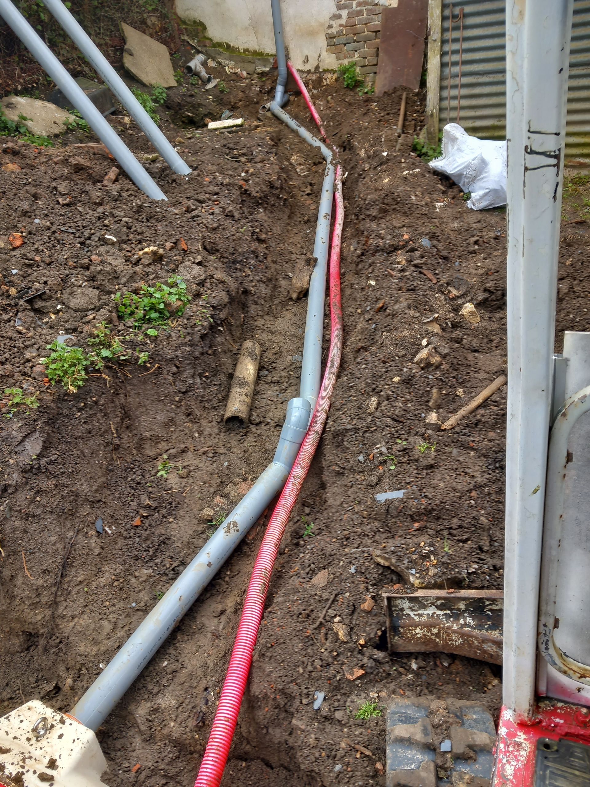Tuyaux et tranchée