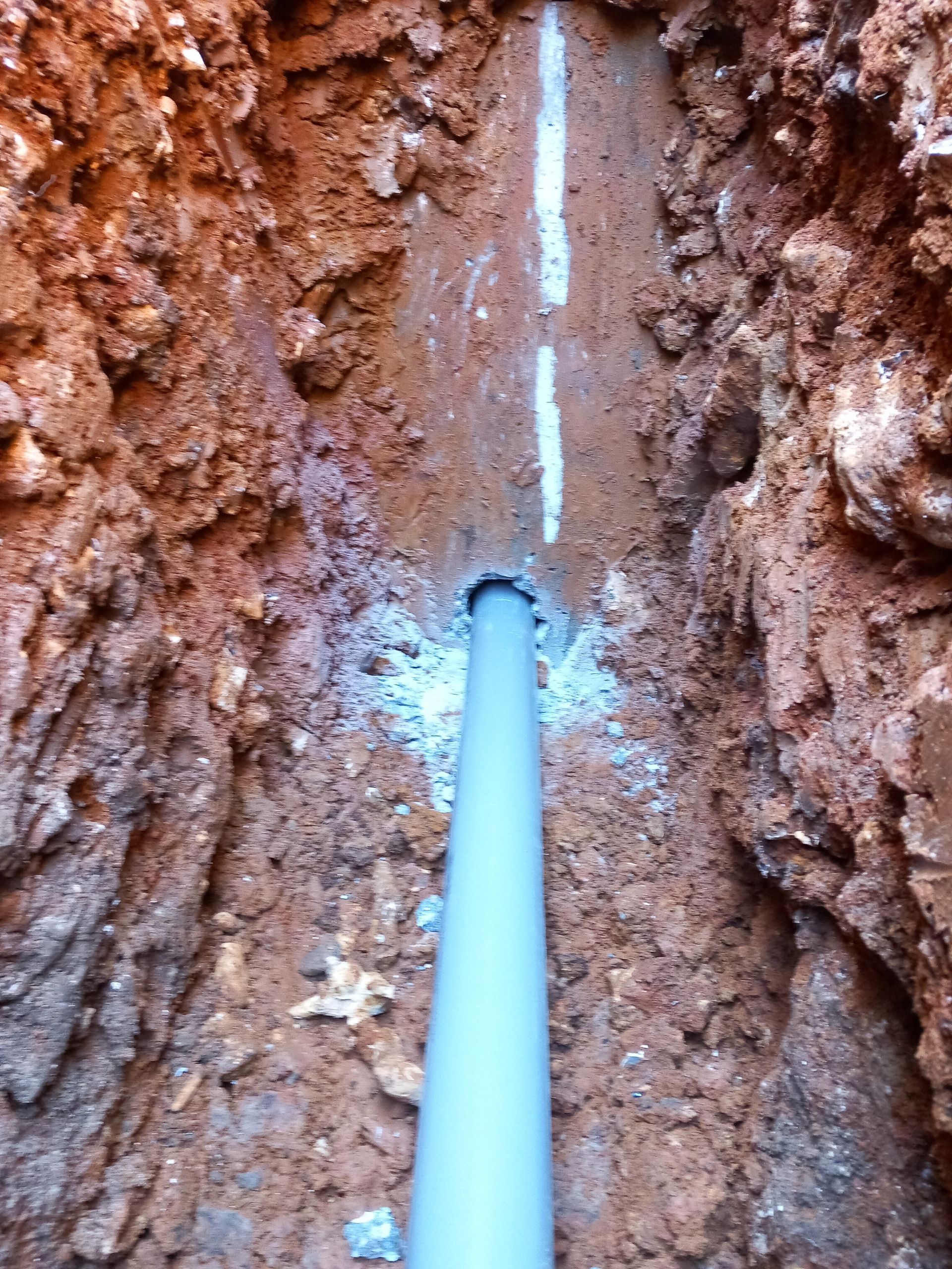 Tuyau au fond d'une tranchée