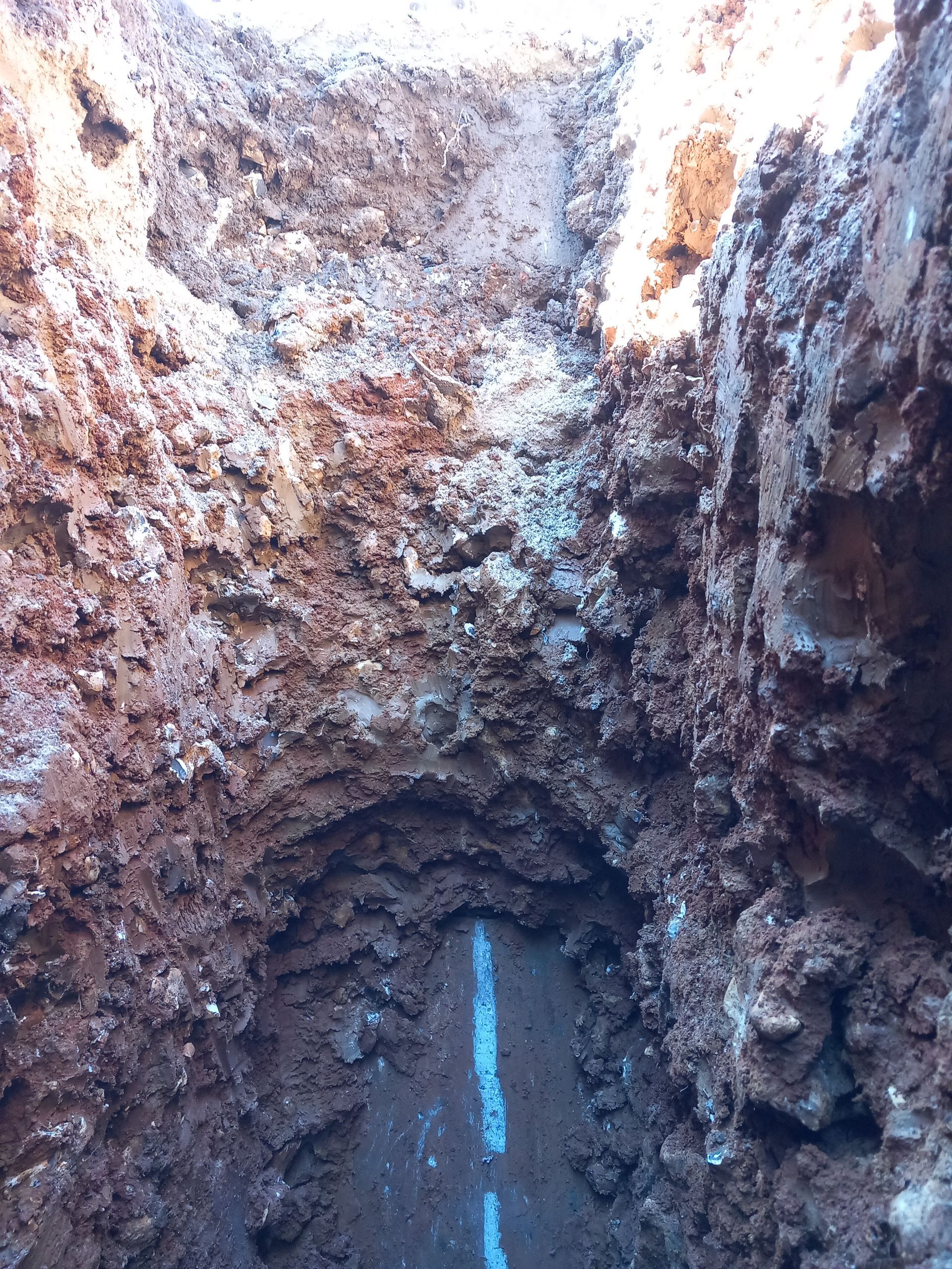 Trou creusé avec minipelle et tuyau