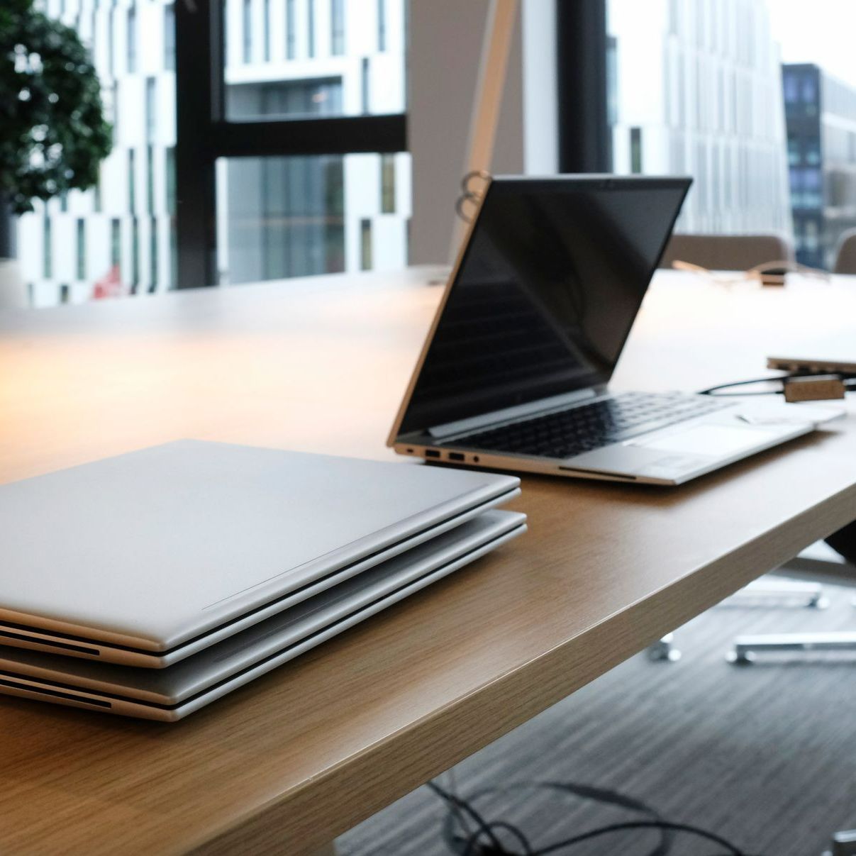 Deux ordinateurs portables sont empilés l'un sur l'autre sur une table