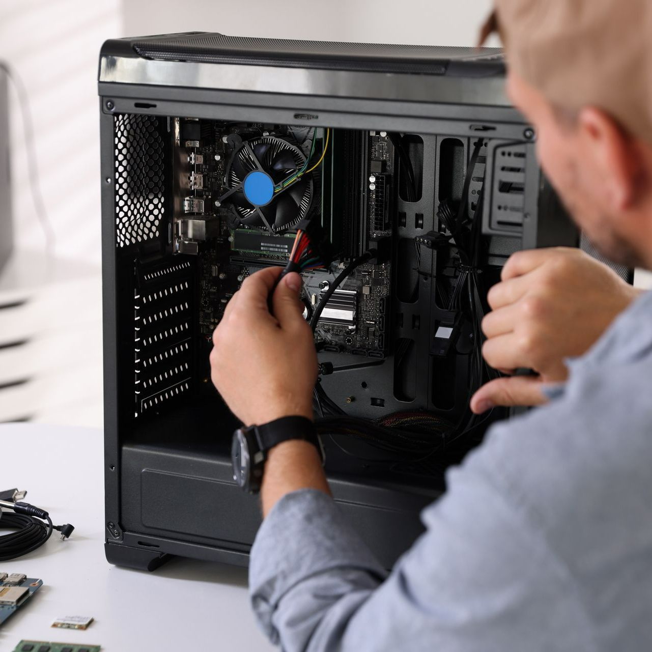 Un homme répare un ordinateur avec un tournevis