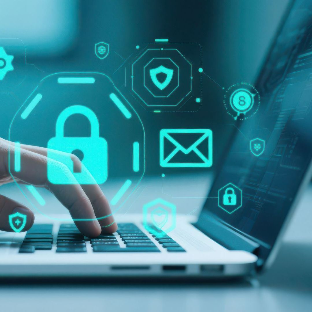 Une personne tape sur un ordinateur portable avec un cadenas sur l'écran.