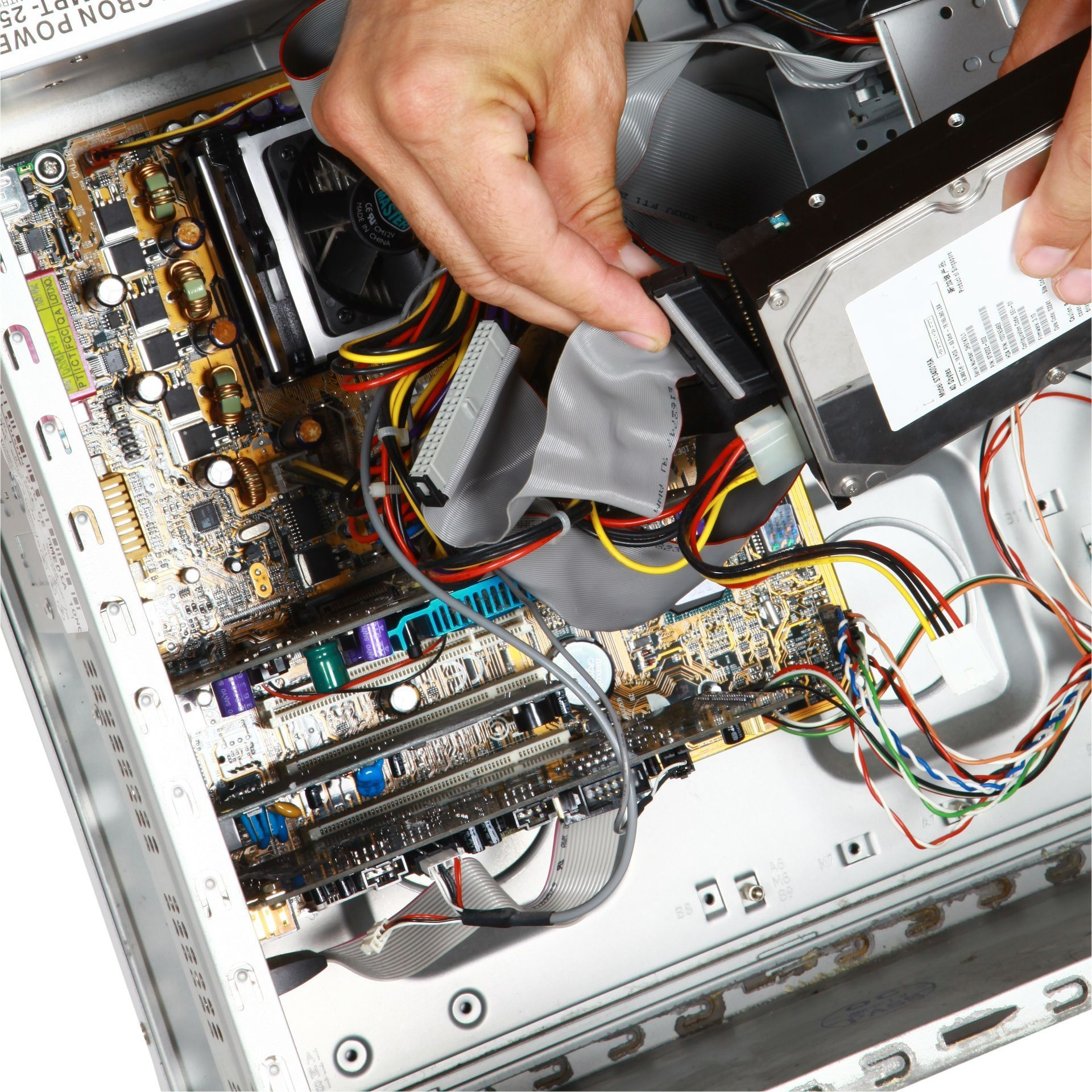 Une personne travaille à l'intérieur d'un ordinateur