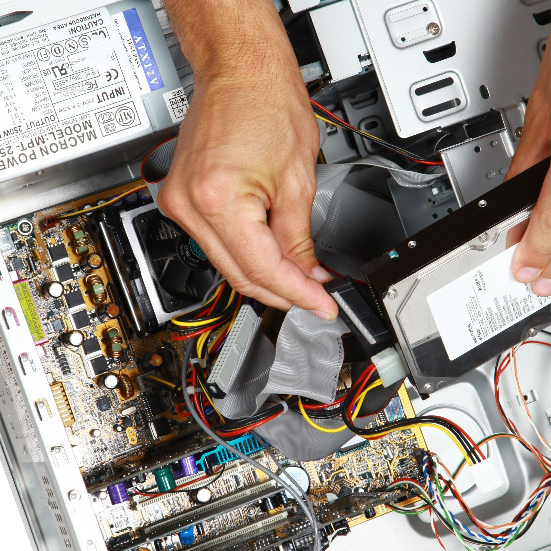 Une personne tient un processeur devant une carte mère