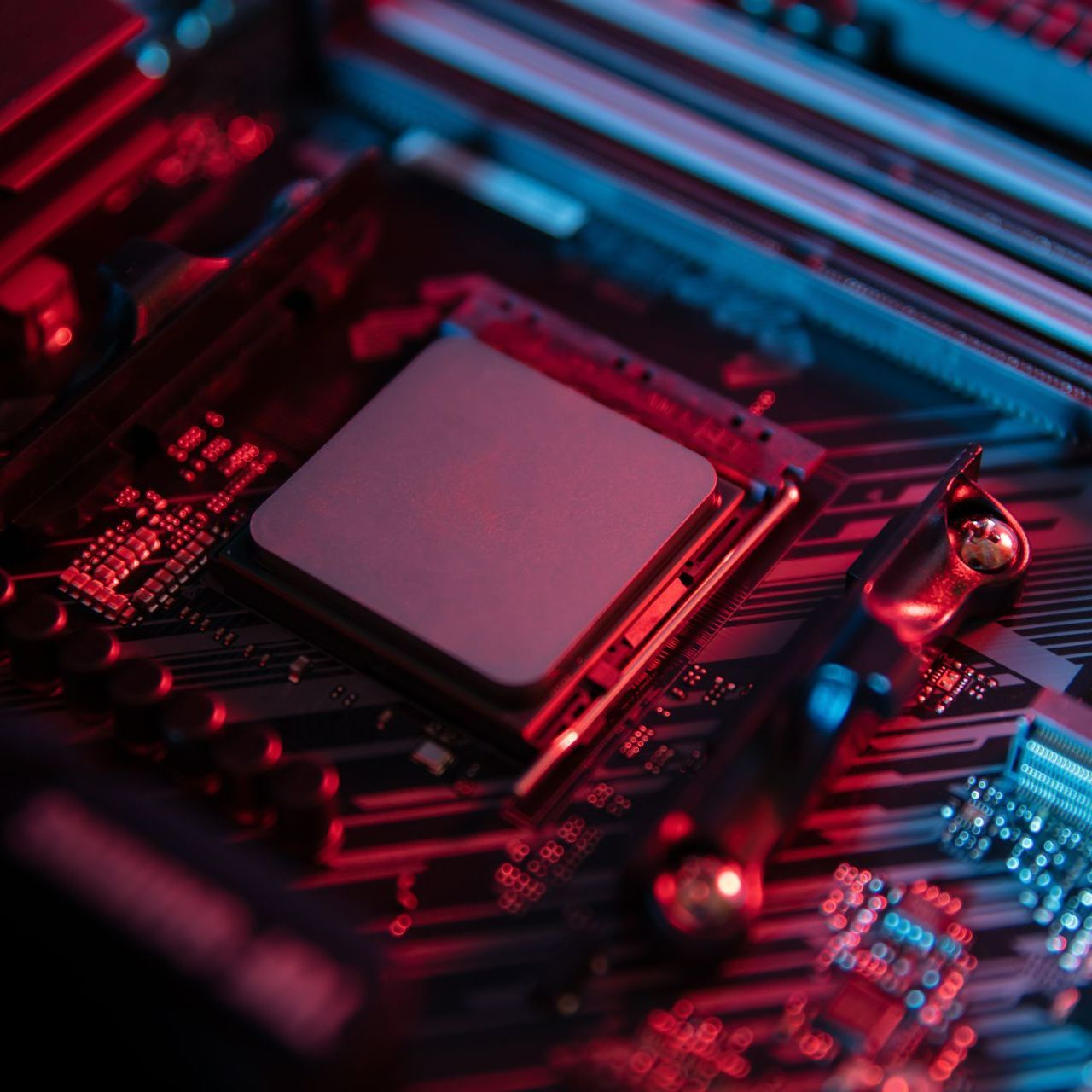 Un gros plan d'un processeur d'ordinateur sur une carte mère