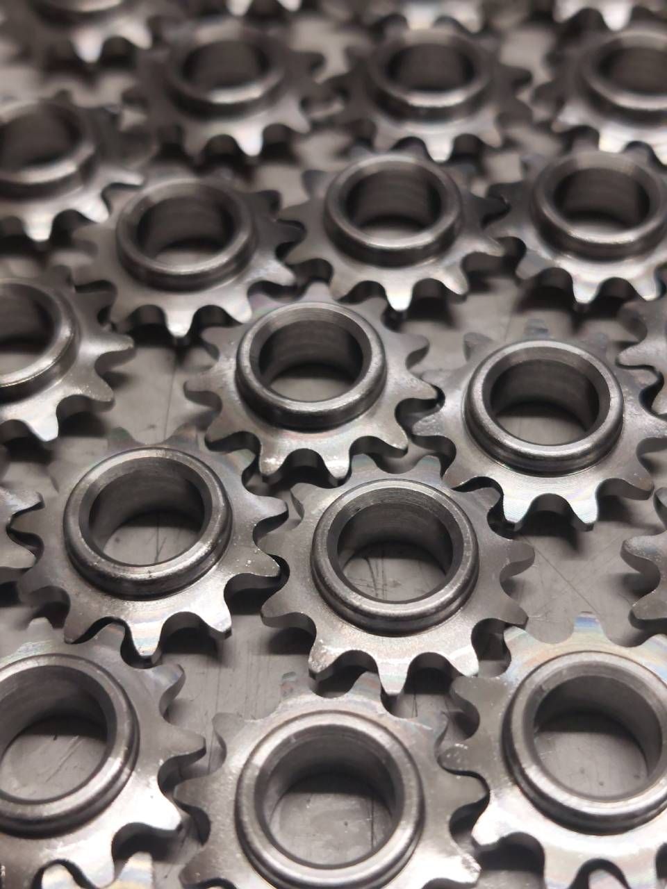 Zusammen angeordnete Metallzahnräder, die Zähne und zentrale Löcher aufweisen.