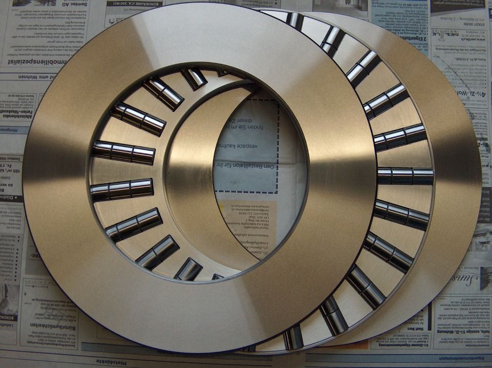 Nahaufnahme von zwei glänzenden Metalllagerringen mit darin angeordneten Wälzlagern.