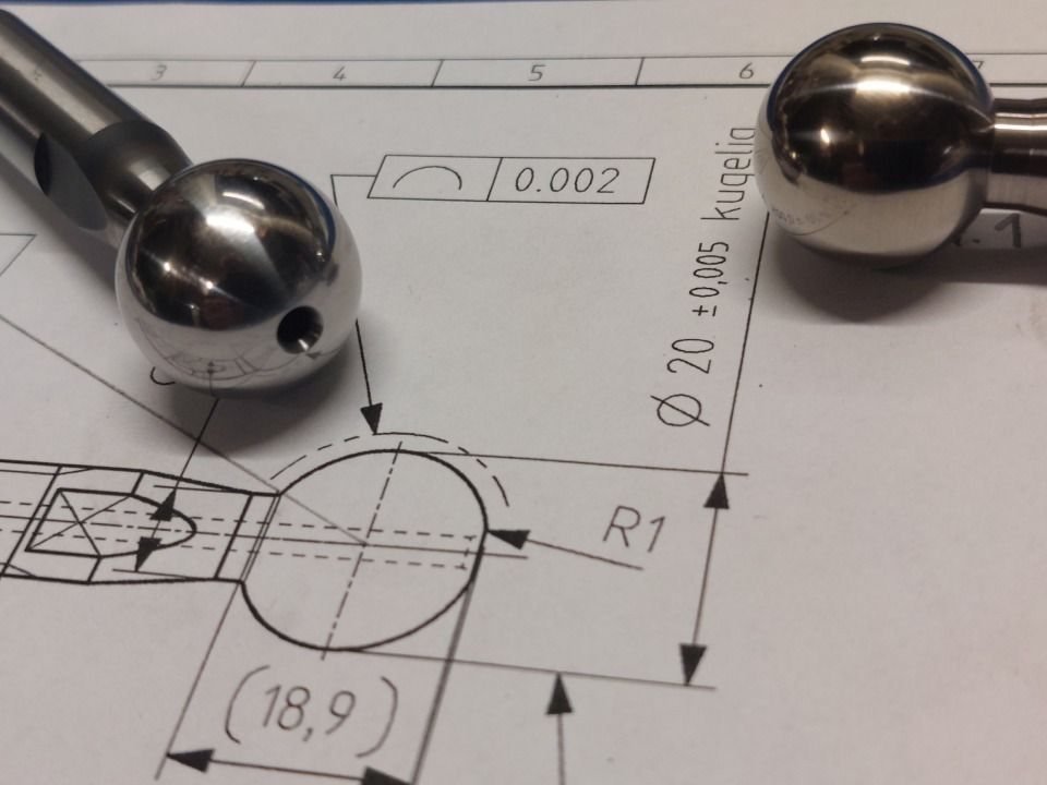 Zwei Metallkugelgelenke mit Konstruktionszeichnungen, die Masse und Toleranzen angeben.
