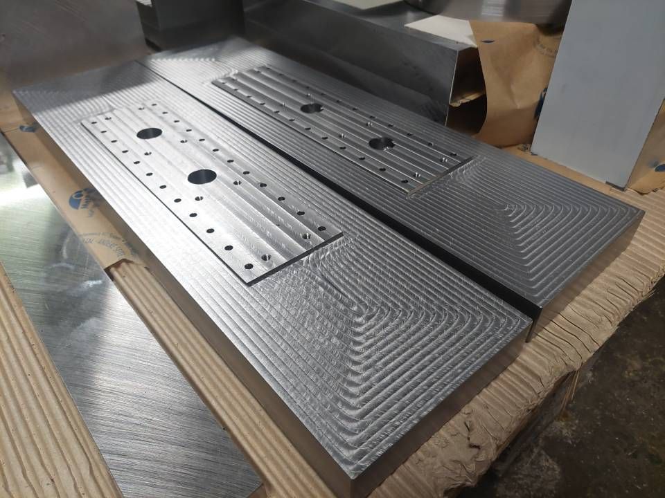 Nahaufnahme von zwei glänzenden Metalllagerringen mit darin angeordneten Wälzlagern.