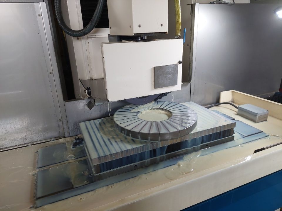 Nahaufnahme mehrerer zylindrischer Metallbauteile mit gezahnten Kragen und sechseckigen Oberseiten.