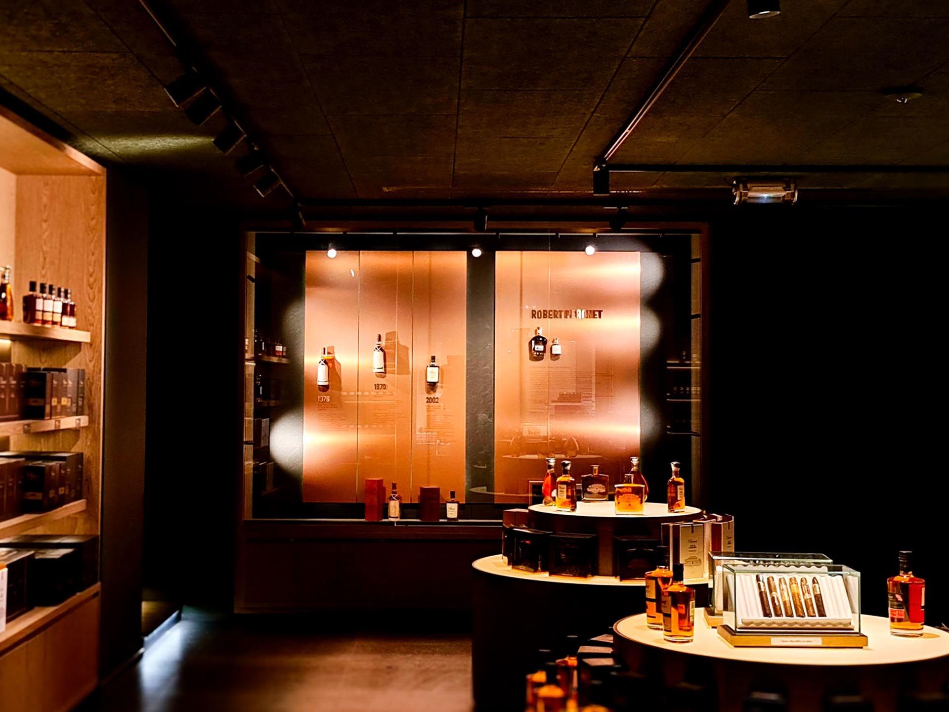 Agencement vitrine lumineuse dibond cuivre