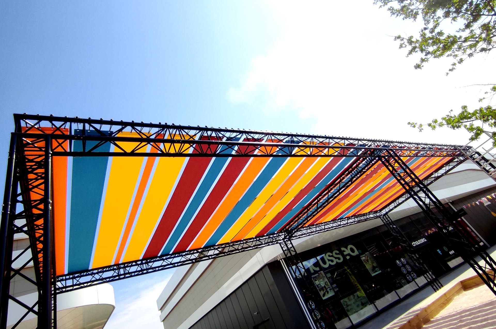 Bandes verticales tissu microperforé coloré tube alu