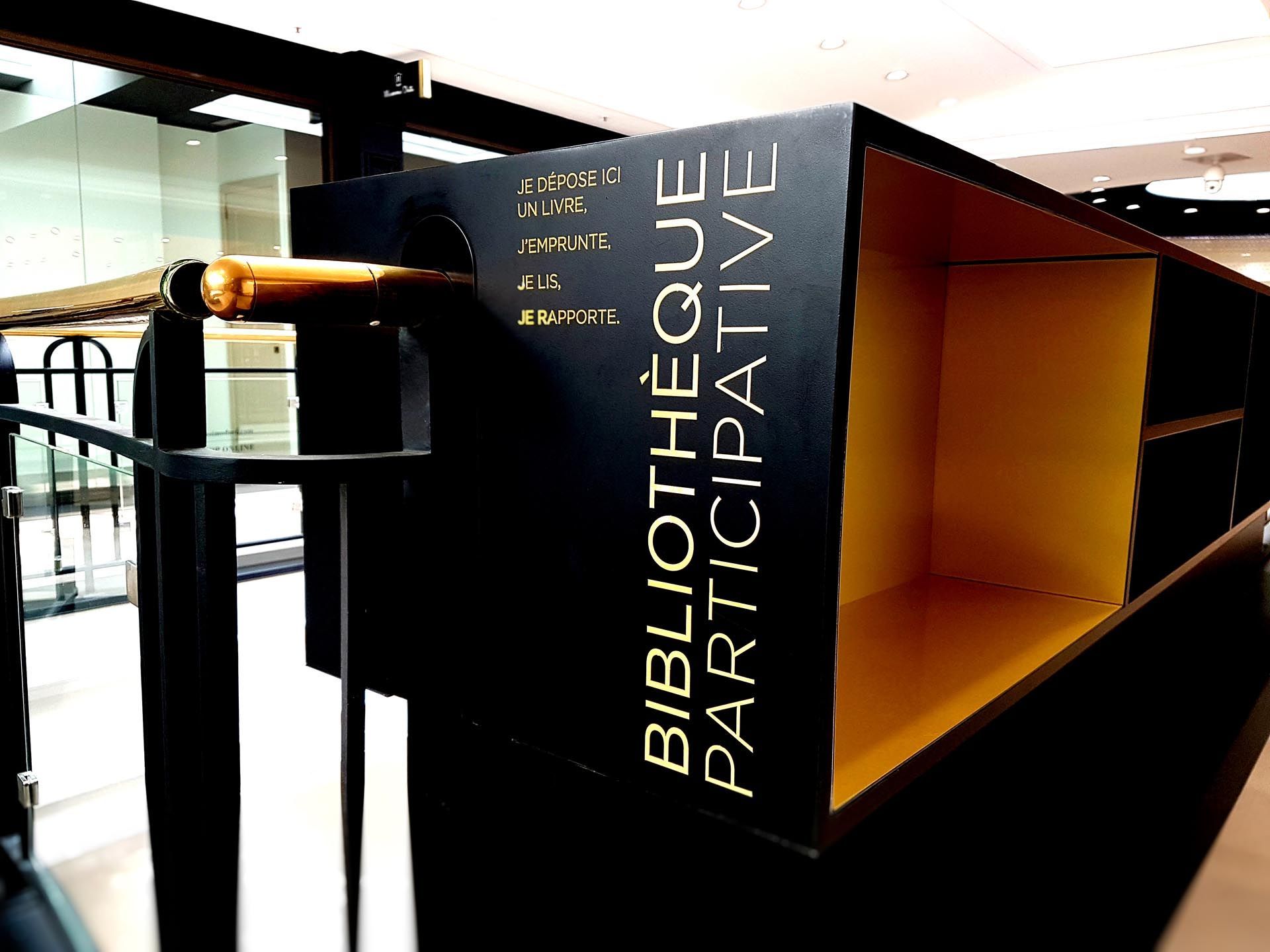 Bibliothèque suspendue Passy Plaza vue proche