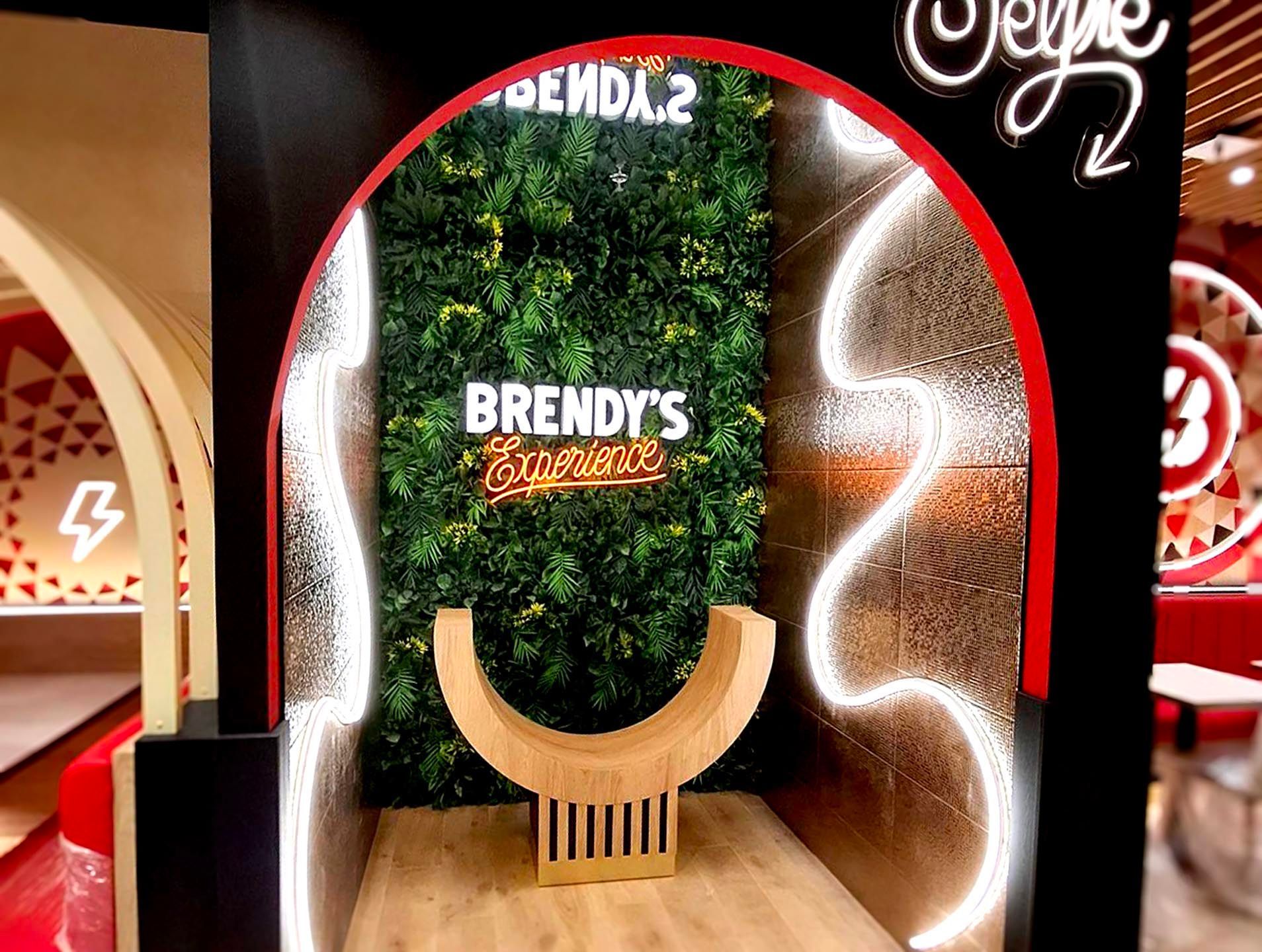 Brendys lettre relief enseigne néon sur mur végétal