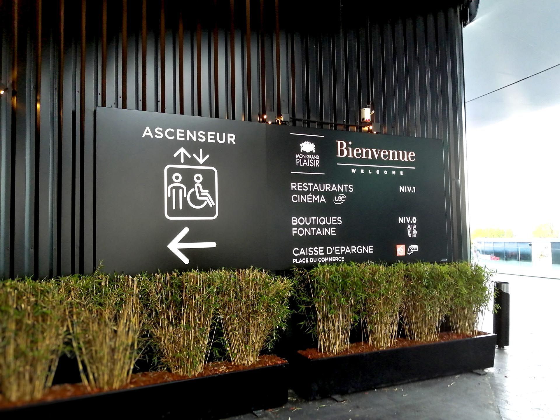 Caisson aluminium motifs découpés leds