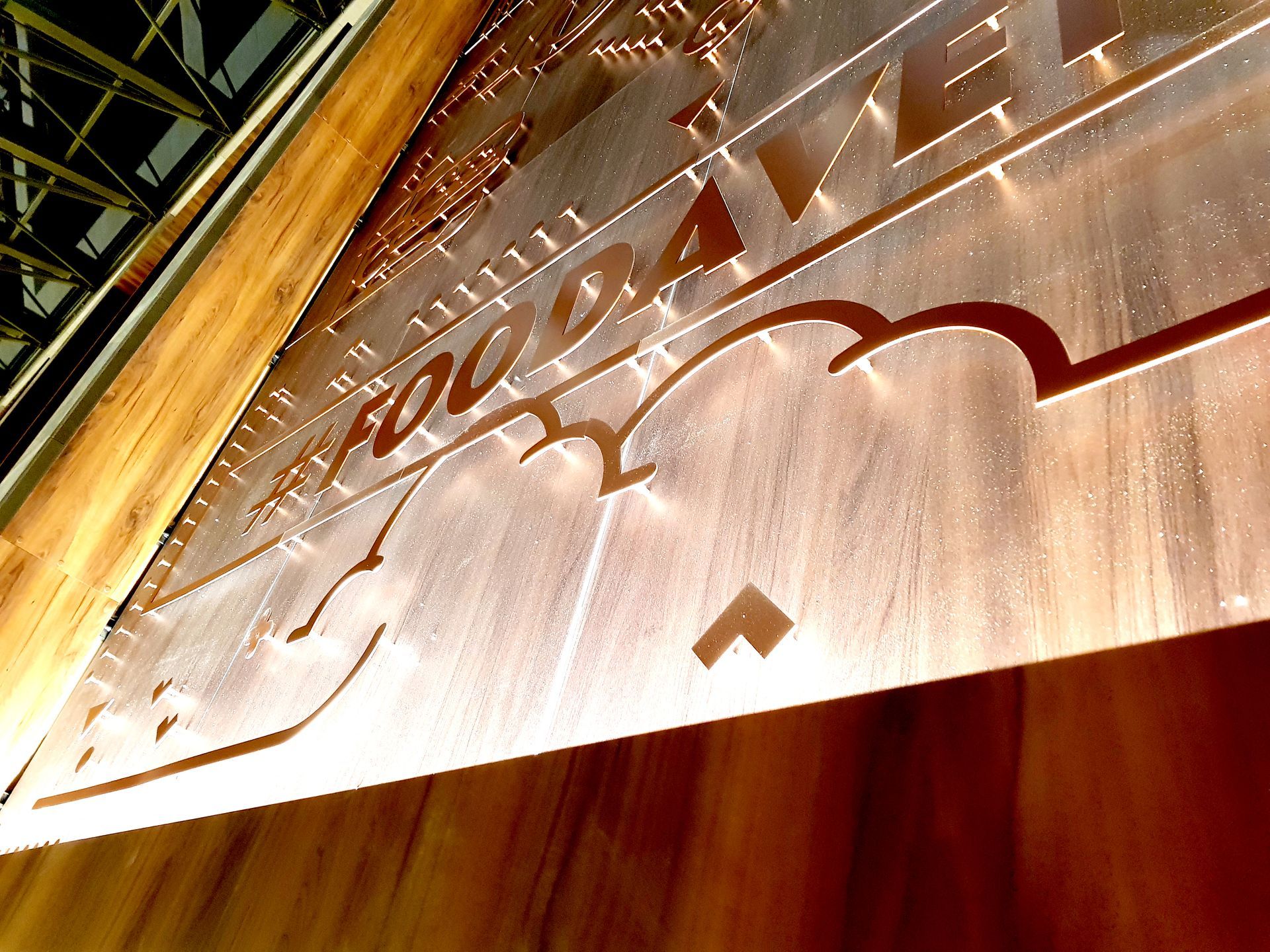 Détail décor Alucobond découpe 
Food Avenue