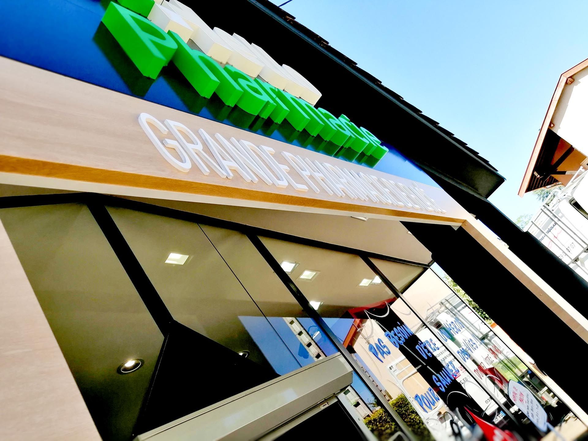 Détail enseigne lumineuse Hello Pharmacie