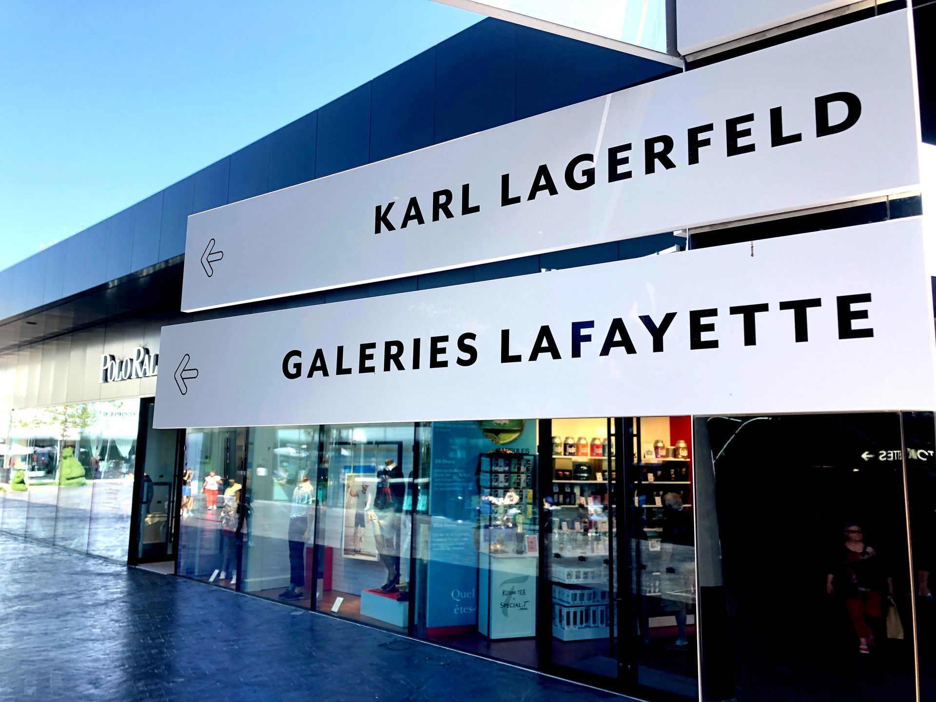 Détail mat signalétique The village