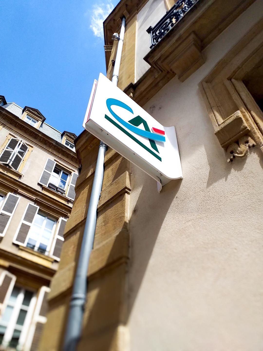Drapeau lumineux enseigne Crédit Agricole