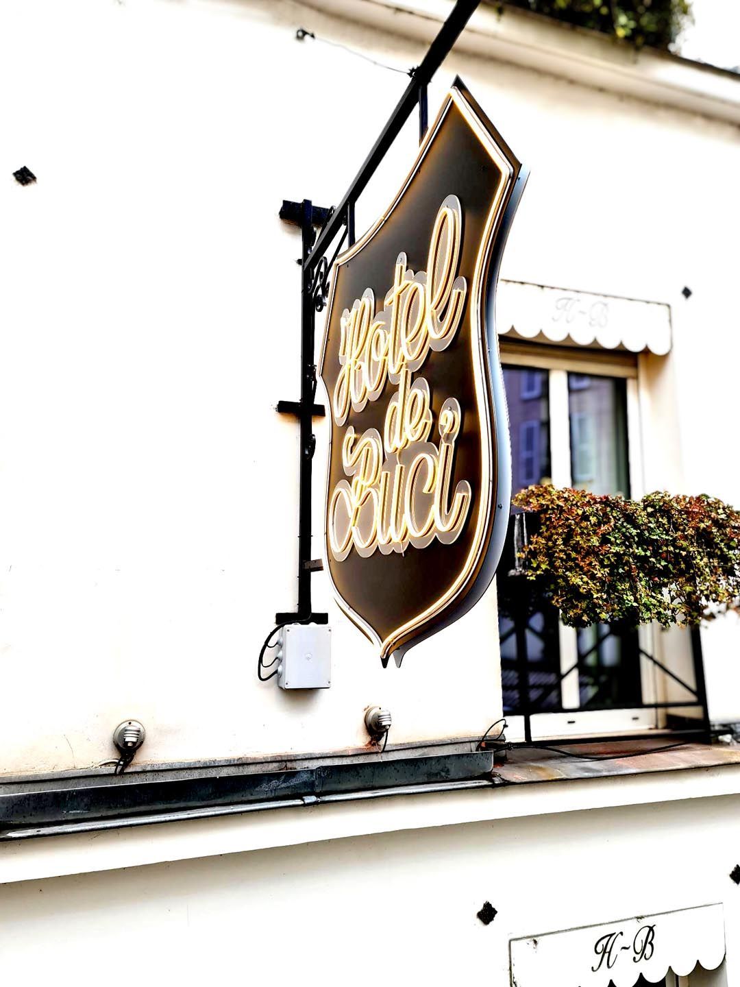 Enseigne drapeau avec texte néon