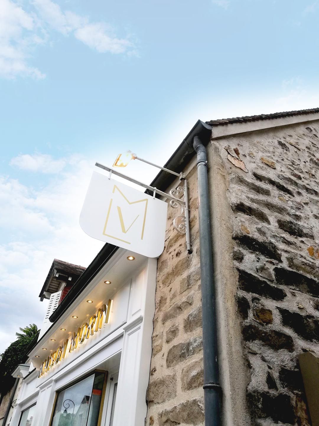 Enseigne drapeau Maison Morin