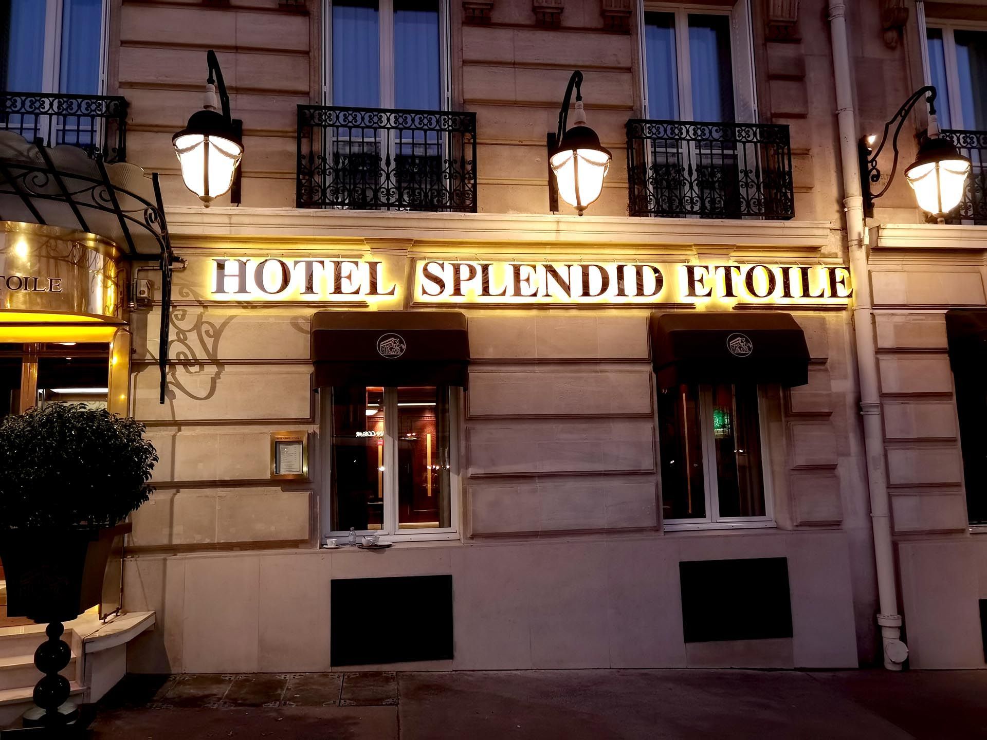 Enseigne éclairage indirect face laiton Paris