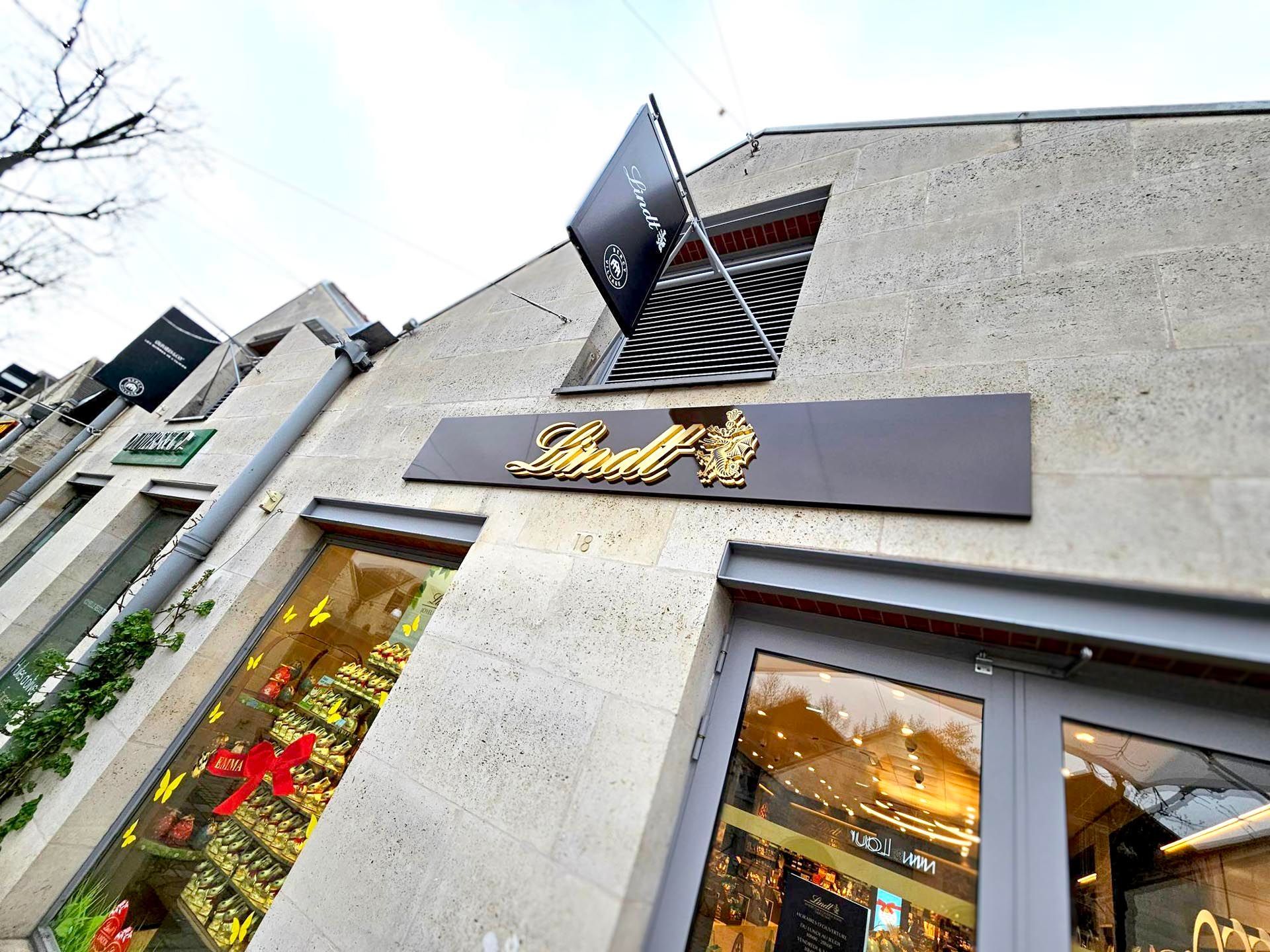 Enseigne et drapeau Lindt