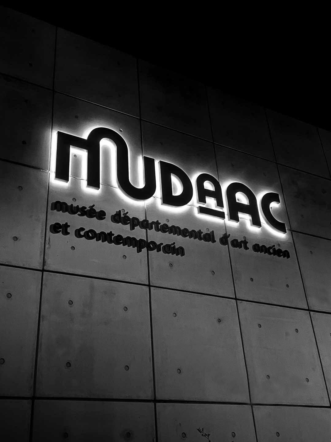 Enseigne lettre boîtier éclairage indirecte musée