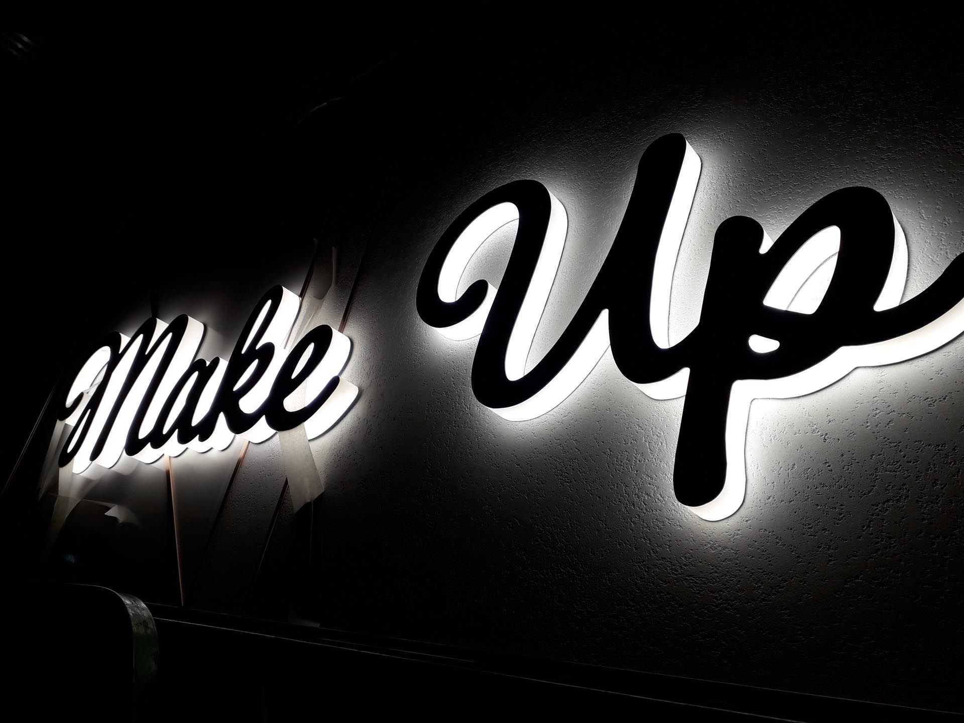 Enseigne lettres boîtiers intérieur Toulouse