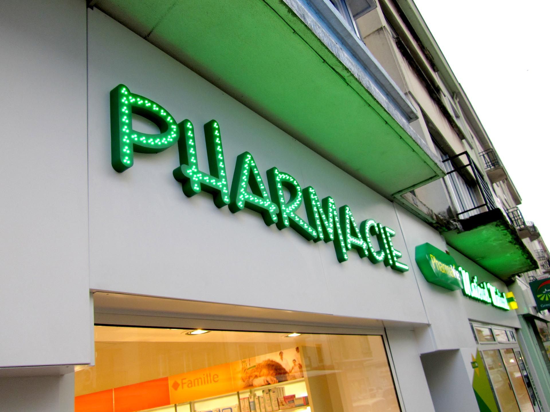 Enseigne lettres boîtiers leds apparentes pharmacie