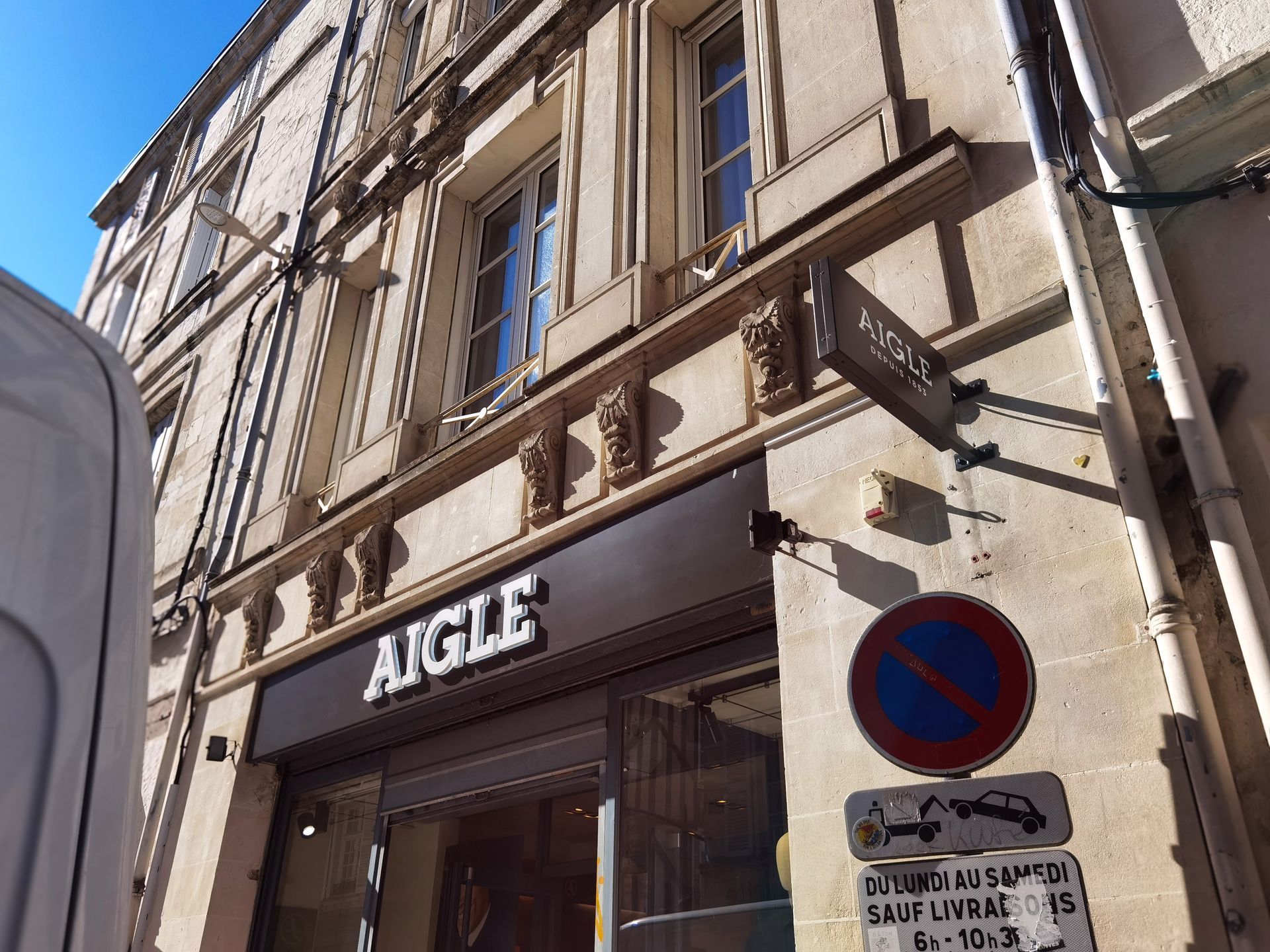 Enseigne lumineuse Aigle façade