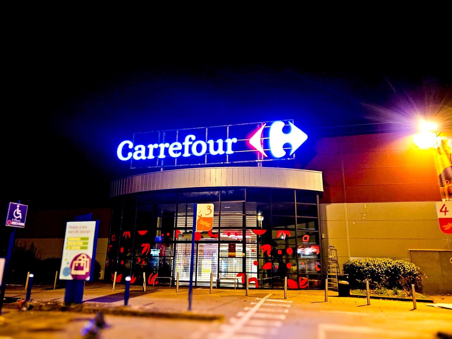 Enseigne lumineuse grand format extérieur