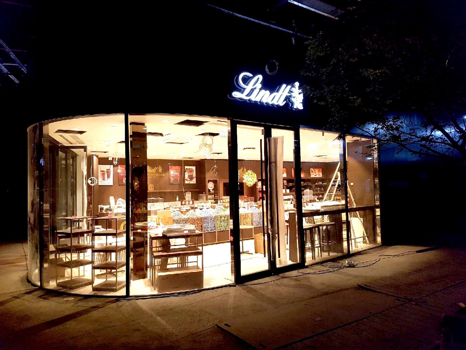 Enseigne lumineuse Lindt vue de nuit