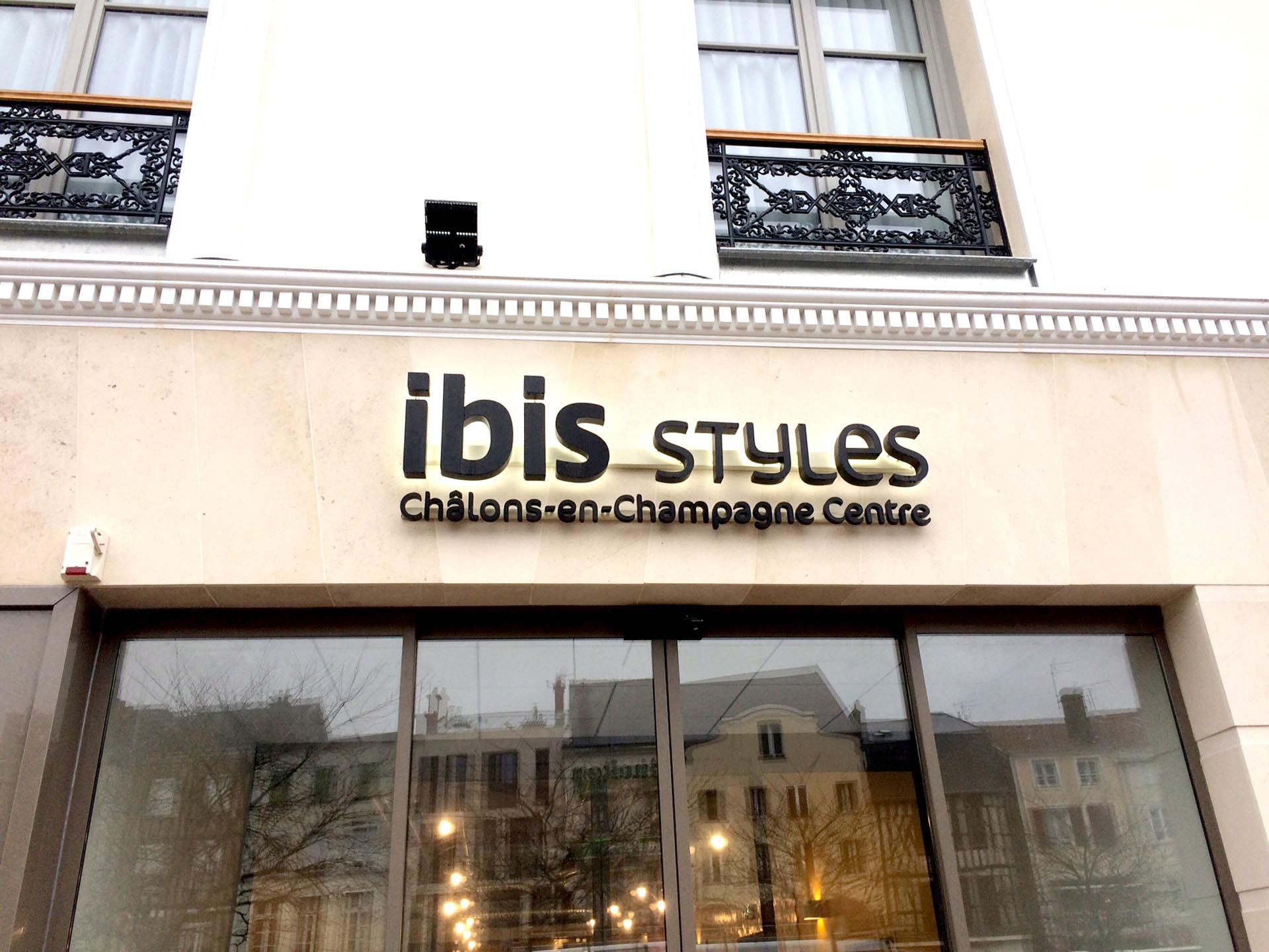 Enseigne relief éclairage indirect Ibis Style