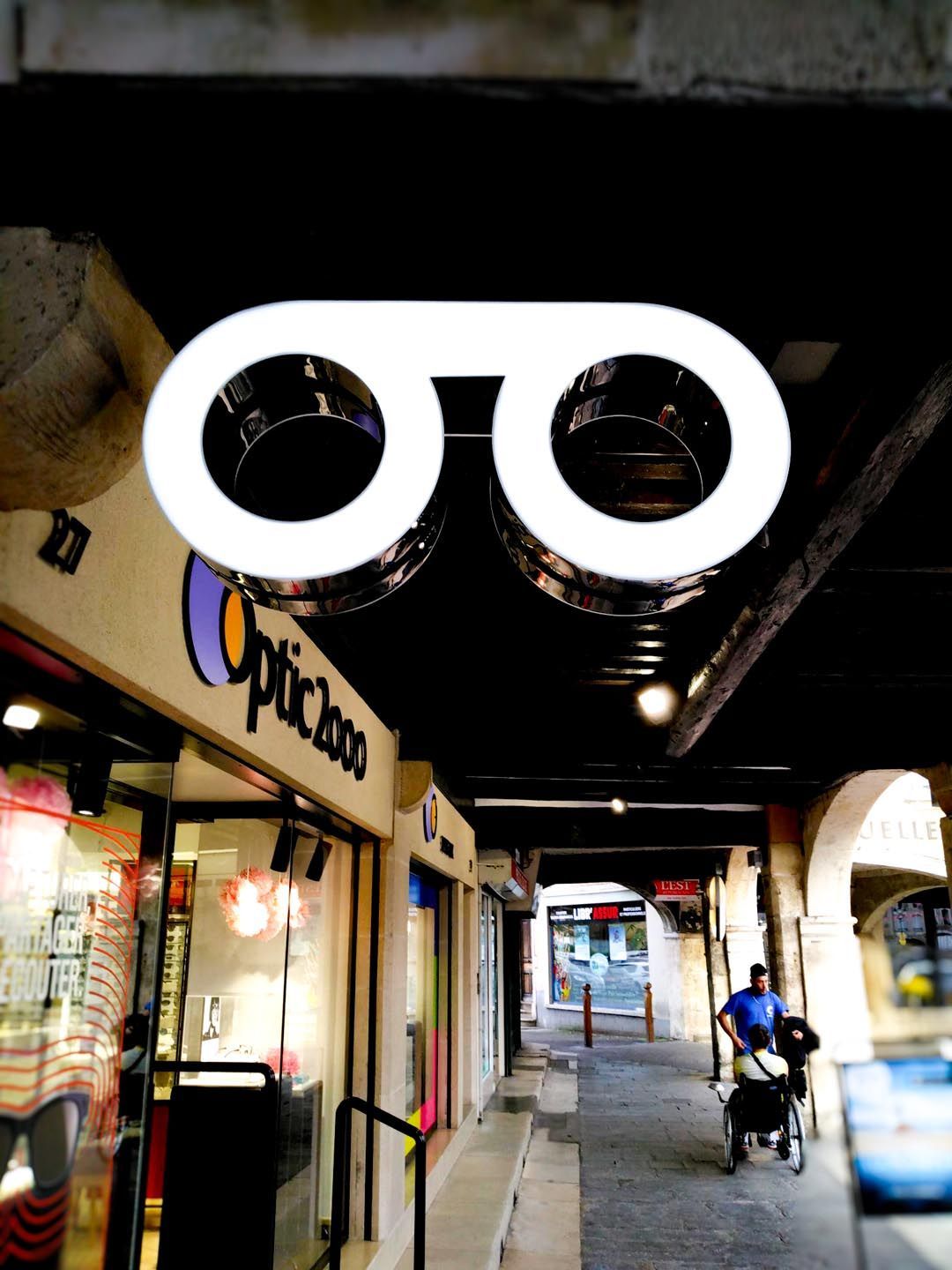 Enseigne type drapeau forme lunette lumineuse