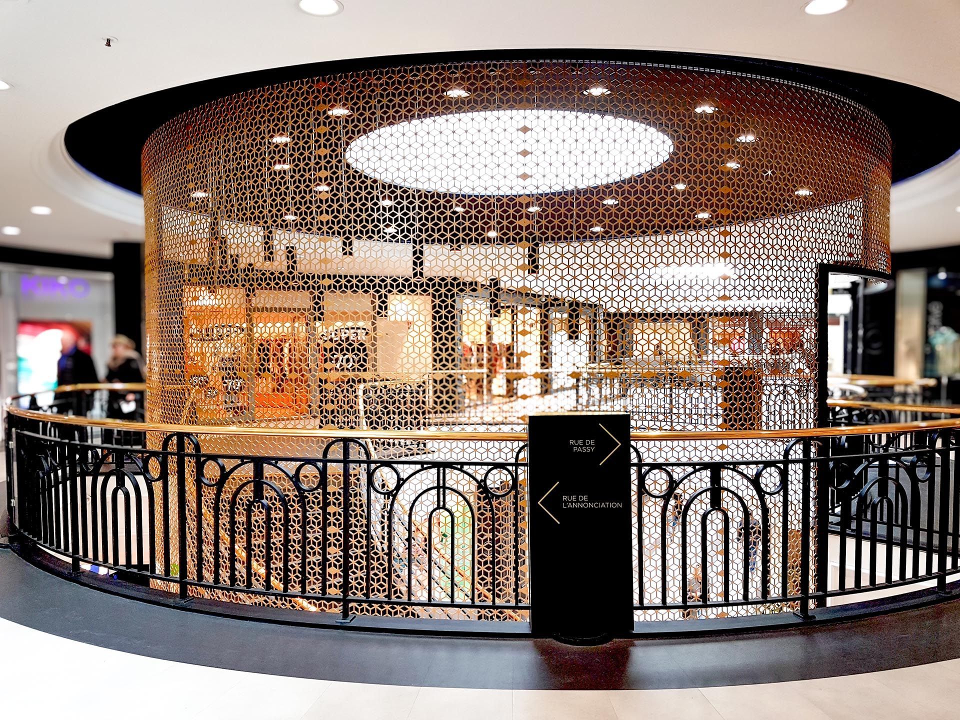 Habillage cage escalier dentelle métallique