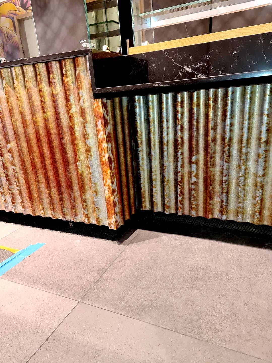 Habillage comptoir tôle ondulée impression effet rouille Los Pueblos