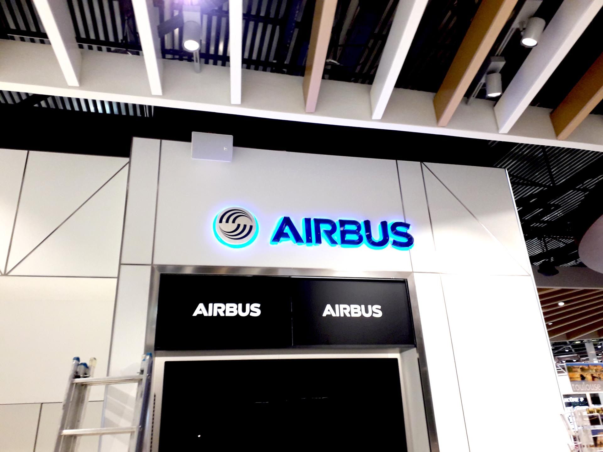 Lettres découpées en relief rétroéclairé