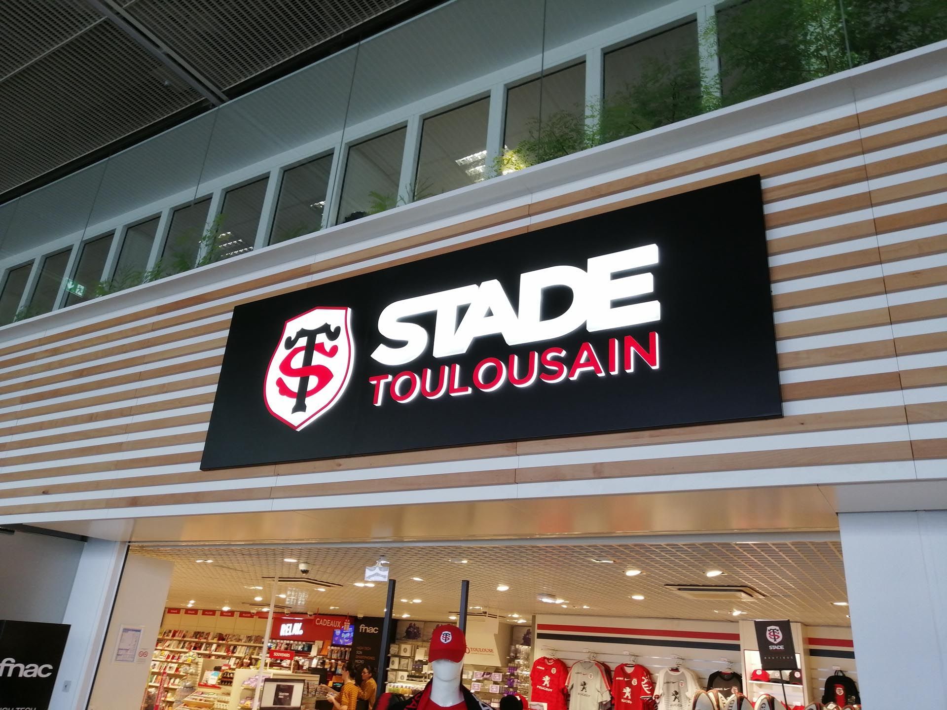 Lettres découpées lumineuses aéroport