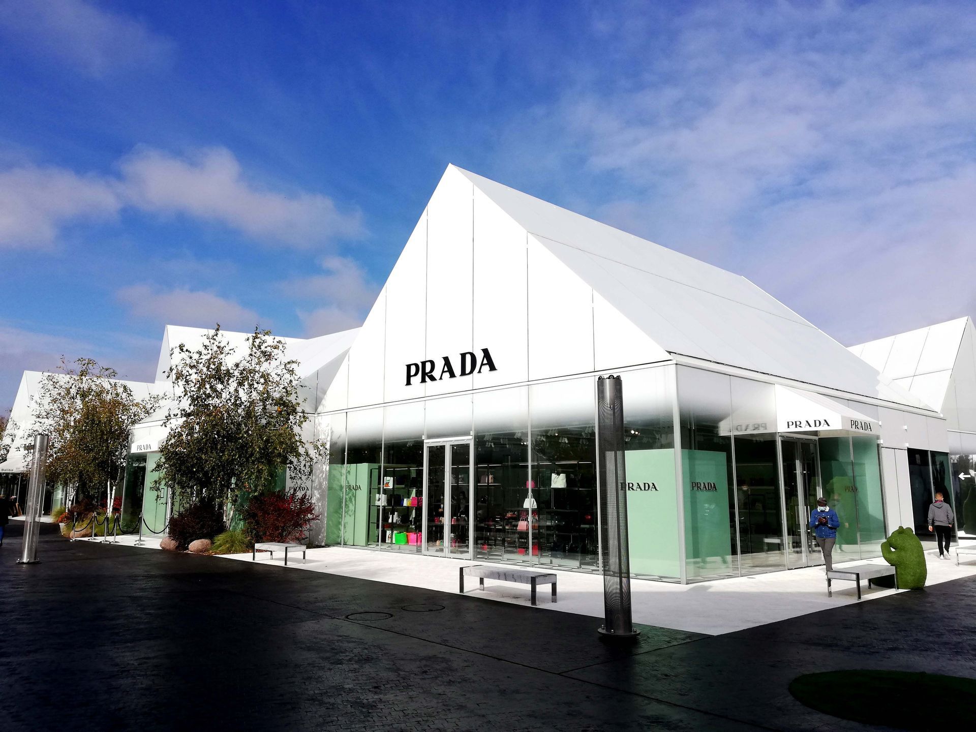 Lettres découpées plexi noir Prada