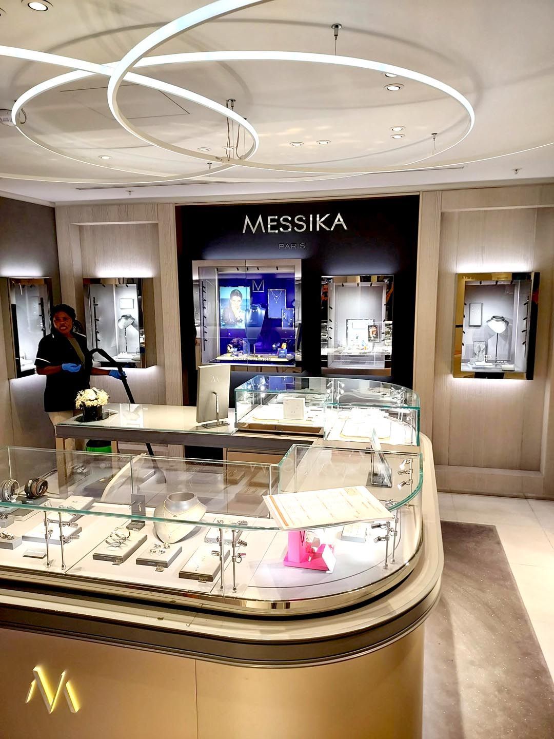 Lettres découpées pour signalétique intérieur