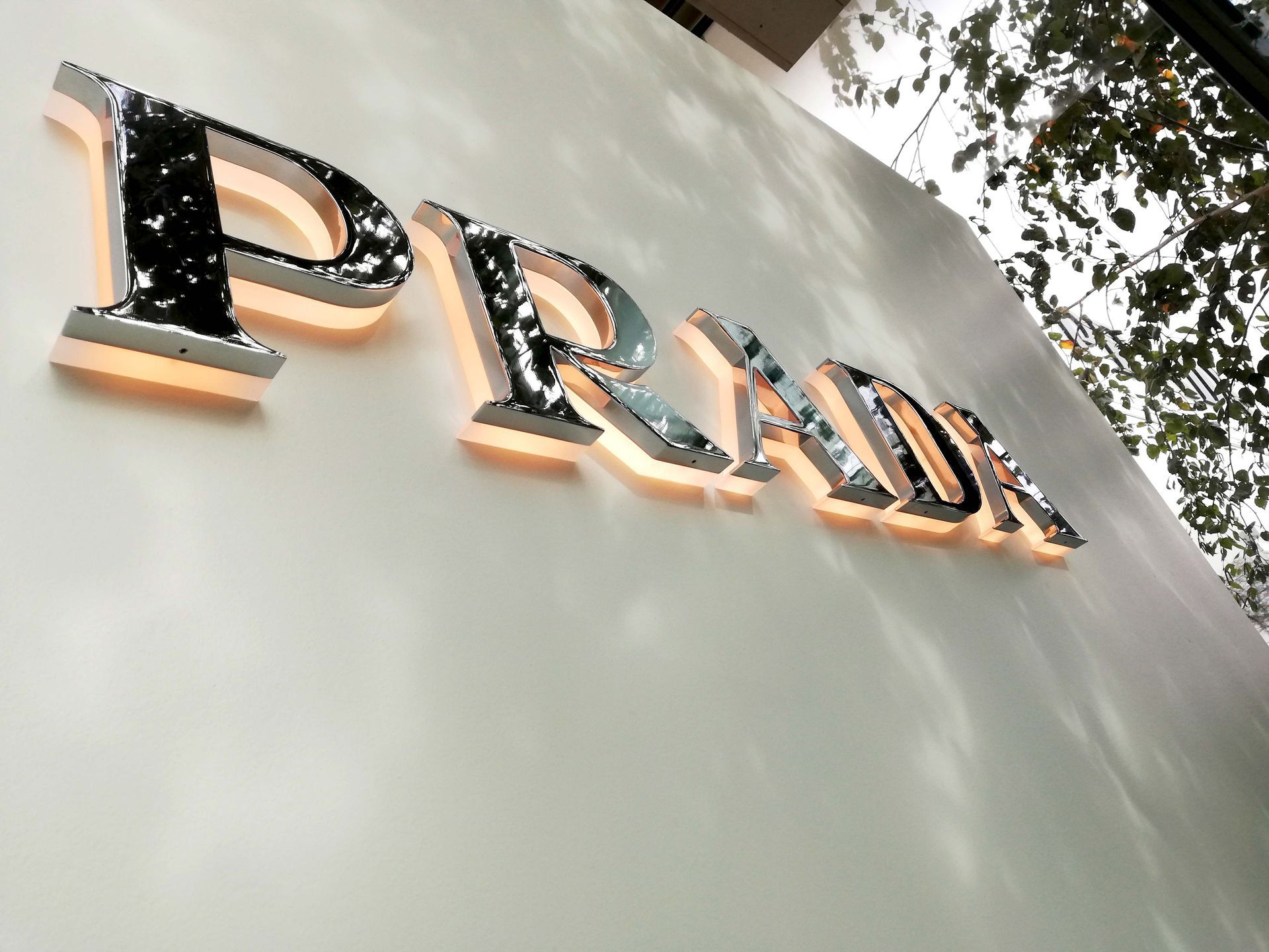 Lettres lumineuses relief poli miroir Prada